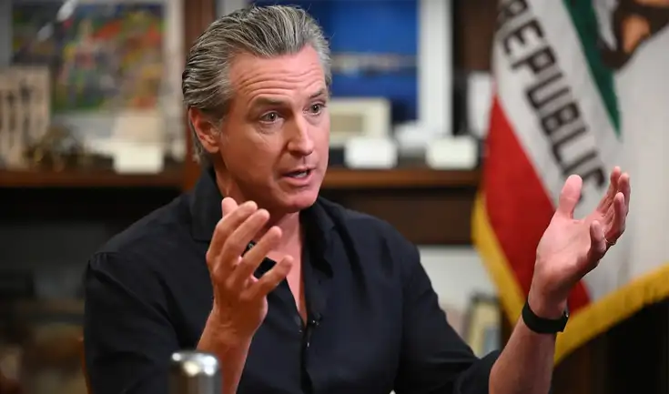 El gobernador de California, Gavin Newsom, aprobó un paquete de leyes que reformará programas de asistencia social en 2026.