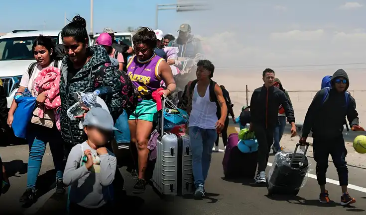 Migrantes huyen de Chile por anuncio de Kast, mientras Perú refuerza frontera con estado de emergencia. Migrantes huyen de Chile por anuncio de Kast, mientras Perú refuerza frontera con estado de emergencia.