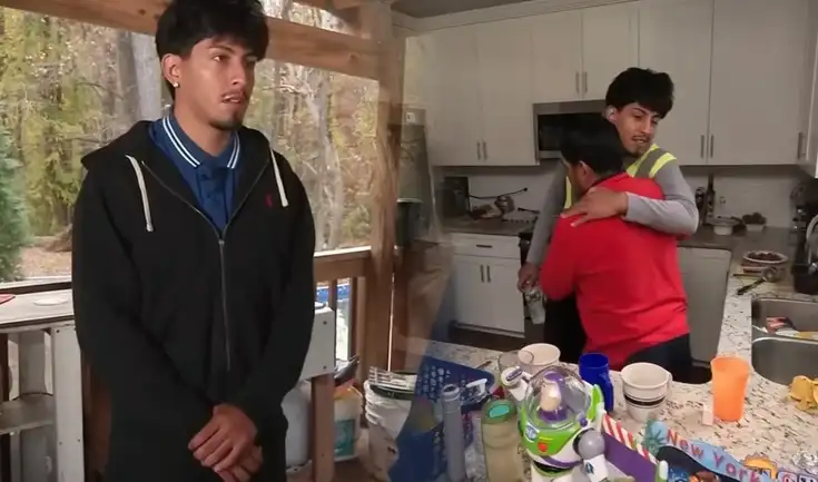 El joven de 18 años usó la aplicación Siri para hacer la llamada a su papá y ayudarlo a esconderse.