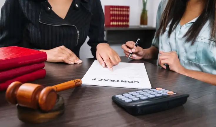 Una empleada de una empresa de paquetería en Alicante fue despedida sin indemnización por ingresar hasta 45 minutos antes de su jornada laboral. La justicia consideró que su conducta vulneraba la disciplina interna.