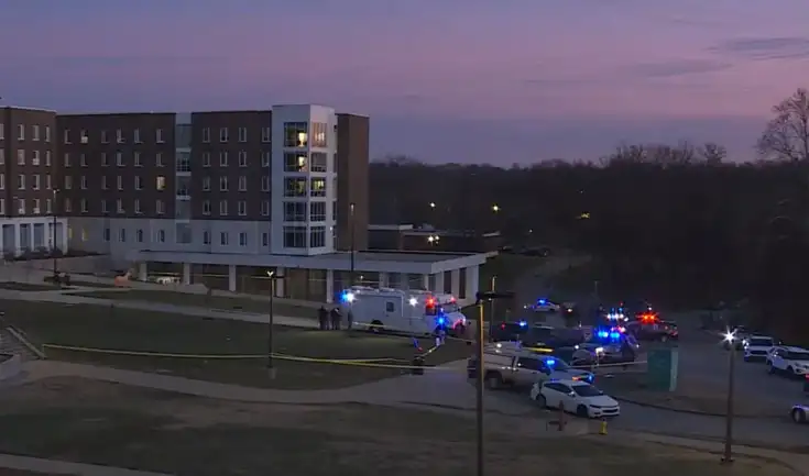 El ataque ocurrió en Young Hall, una residencia estudiantil, y activó una respuesta de múltiples agencias de seguridad. El ataque ocurrió en Young Hall, una residencia estudiantil, y activó una respuesta de múltiples agencias de seguridad.