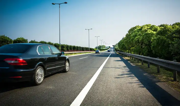 Las nuevas regulaciones sobre carriles de alta ocupación (HOV) en California buscan mejorar el tránsito y sancionar el uso incorrecto. Las nuevas regulaciones sobre carriles de alta ocupación (HOV) en California buscan mejorar el tránsito y sancionar el uso incorrecto.