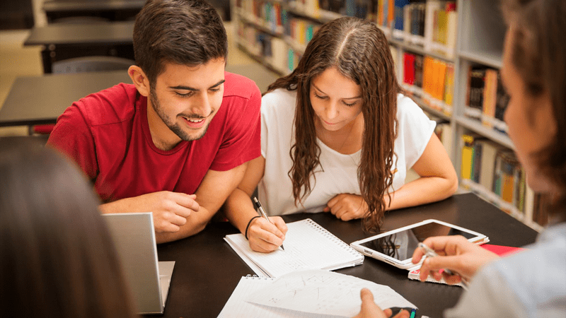 Lanzan en Madrid becas de hasta 2.800 euros para jóvenes que quieren volver a estudiar bajo el programa Segunda Oportunidad