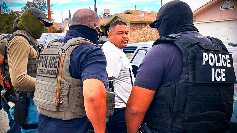 ICE hace importante advertencia a titulares de Green Card: pueden ser deportados por esta razón