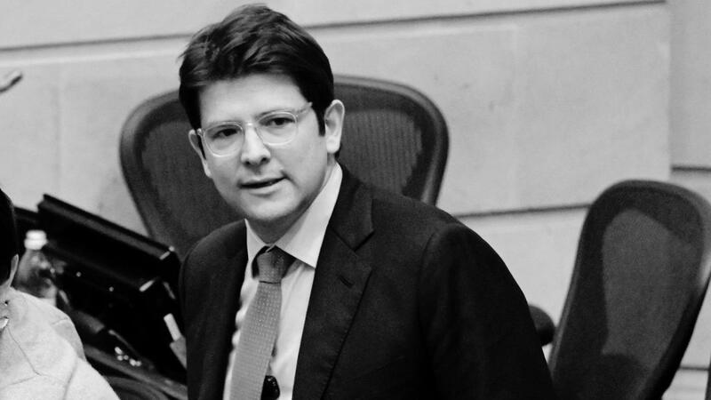 Muere Miguel Uribe Turbay, senador y precandidato presidencial de Colombia, tras sufrir un atentado en junio
