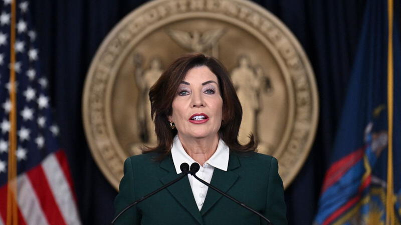 La ley firmada por Kathy Hochul que impone multas a los residentes de Nueva York y entró en vigor este 2025
