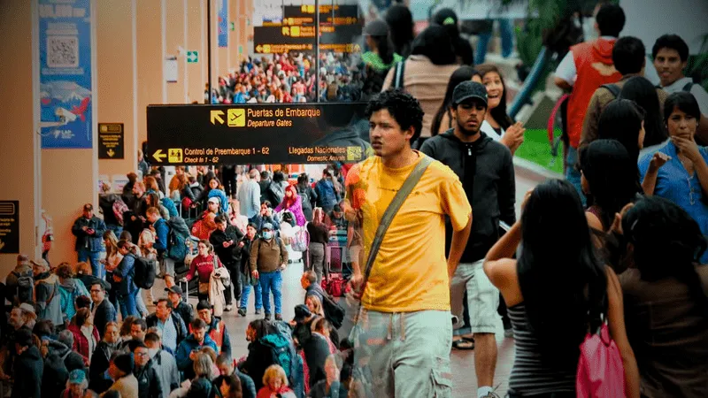 ¿Por qué más del 60% de jóvenes peruanos quieren dejar el país y optan por destinos como EEUU y España?