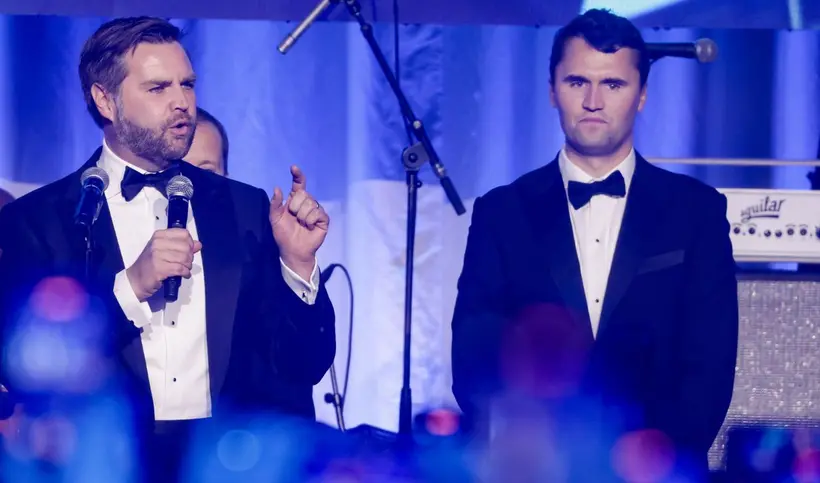 La política migratoria de EE. UU. sigue un enfoque severo similar al de Trump, advirtiendo que extranjeros que glorifiquen la violencia tras el asesinato de Charlie Kirk podrían perder su visa.