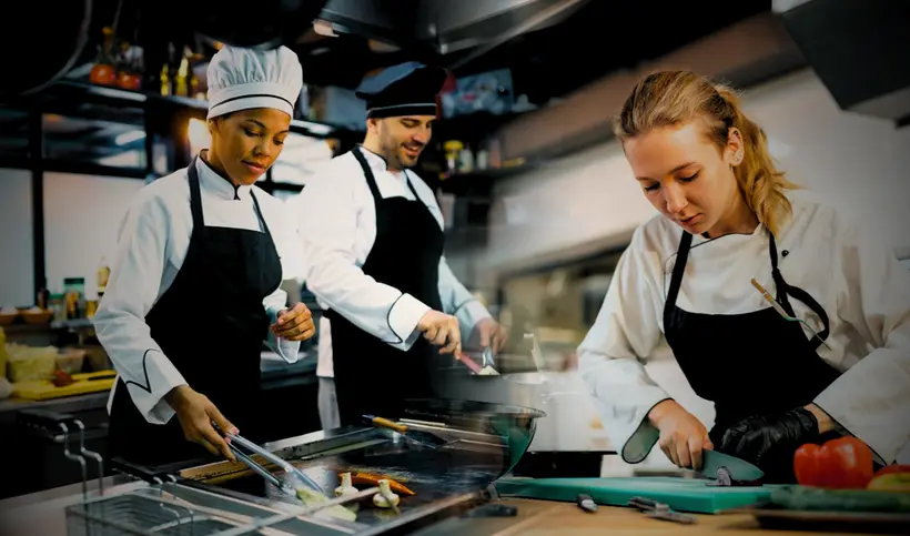 Requisitos para postular a trabajos de ayudante de cocina en California.