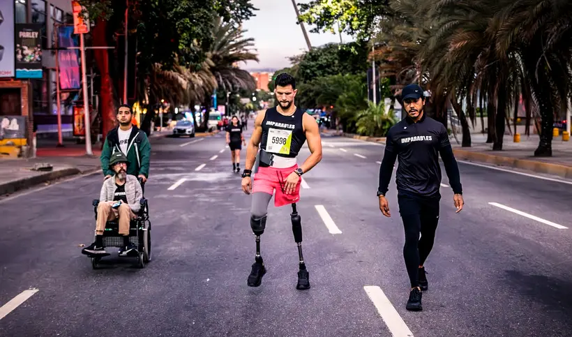 Un accidente le arrebató las piernas y hoy lucha por un sueño gracias a sus prótesis: la historia del venezolano que correrá en Nueva York