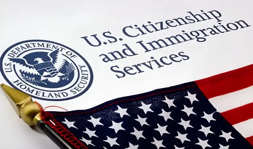 El USCIS comunica a inmigrantes que los trámites migratorios se realizarán en línea.