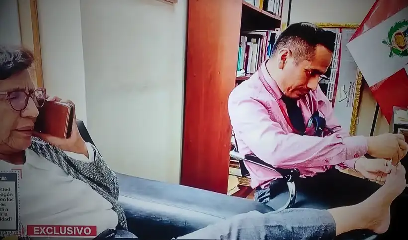 Asesor corta las uñas a la congresista Lucinda Vásquez durante el trabajo en el Congreso.