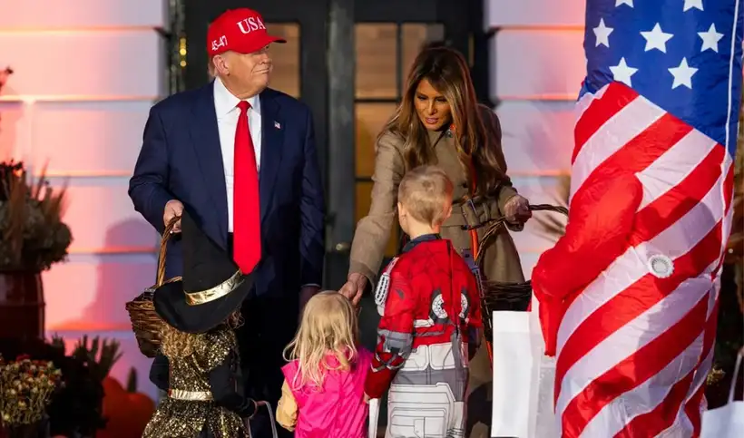 La pareja presidencial repartió dulces a decenas de niños en la Casa Blanca.