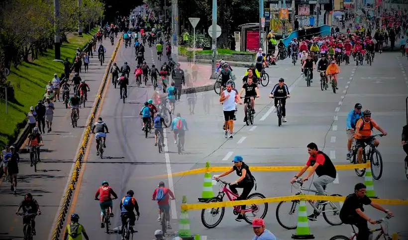 Bogotá lidera la movilidad urbana con la ciclovía más larga del mundo.