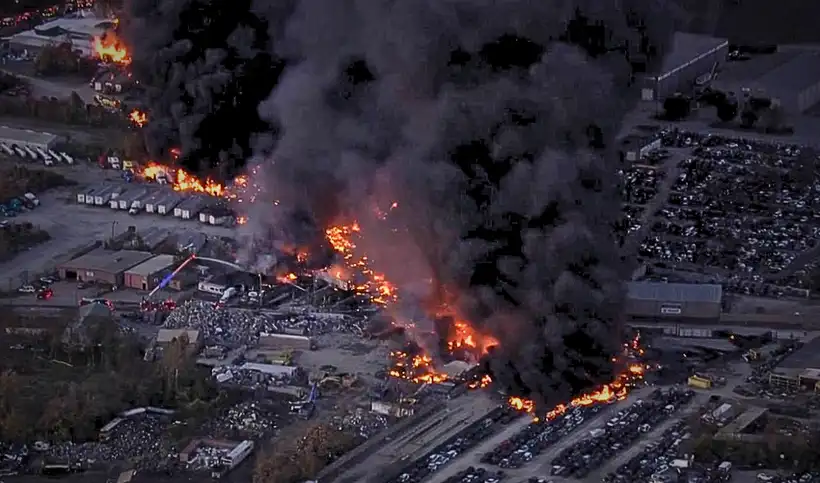 Avión se estrella tras despegar del aeropuerto de Louisville y provoca enorme incendio en EE. UU.: reportan 7 muertos