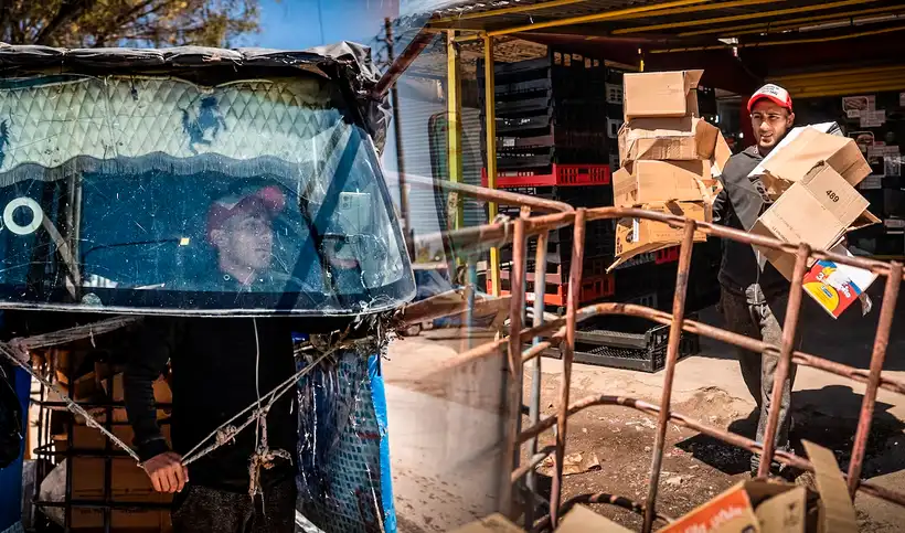 Con ingenio y apoyo familiar, Alejandro ha creado este vehículo funcional que lo ayuda a juntar al menos 4.000 kilos de cartón al mes.