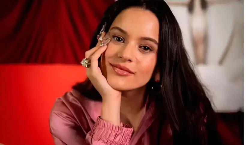 Rosalía huye de una cucaracha en entrevista en Brasil y el video se vuelve viral en redes sociales.