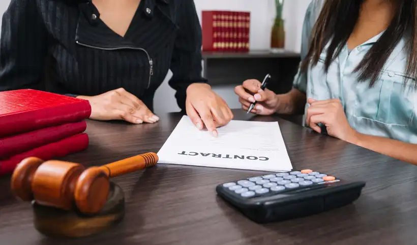 Una empleada de una empresa de paquetería en Alicante fue despedida sin indemnización por ingresar hasta 45 minutos antes de su jornada laboral. La justicia consideró que su conducta vulneraba la disciplina interna.