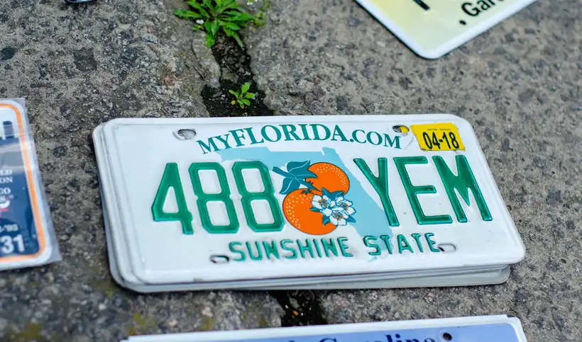 La propuesta del recaudador de impuestos de Miami-Dade busca eliminar la calcomanía amarilla del registro vehicular anual en Florida.