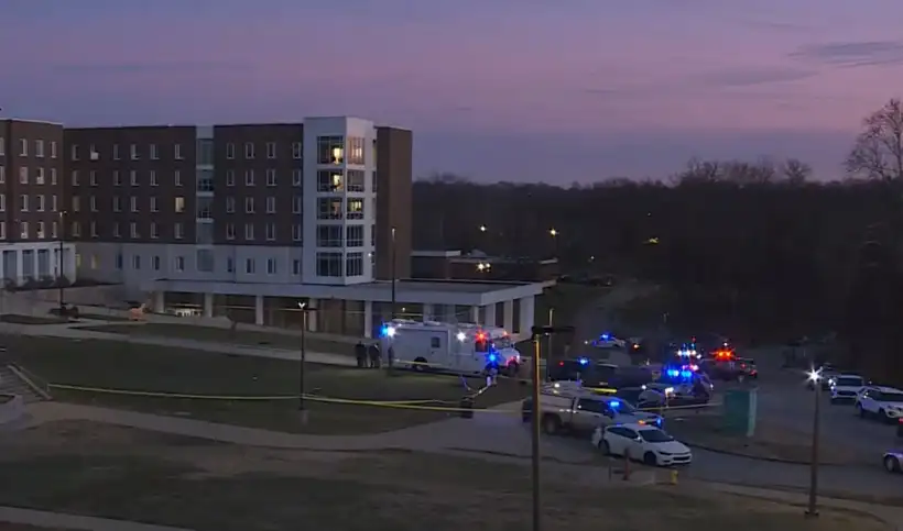 El ataque ocurrió en Young Hall, una residencia estudiantil, y activó una respuesta de múltiples agencias de seguridad.