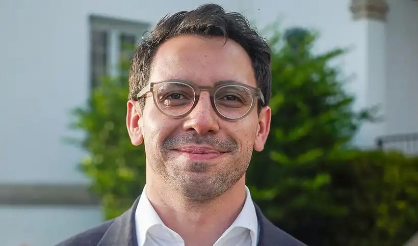 Sus propuestas de línea dura incluyen la eliminación de visas H-1B en Florida y la reducción de beneficios para migrantes, buscando proteger empleos de estadounidenses y destacando experiencias familiares.