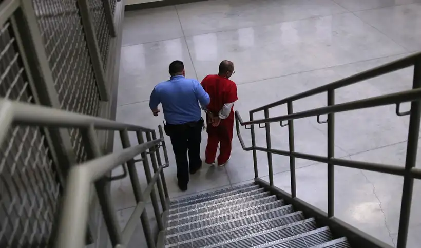 Un informe de Amnistía Internacional respalda sus afirmaciones, aunque el gobierno de Florida rechaza las denuncias, mientras su familia solicita intervención urgente para proteger su salud.