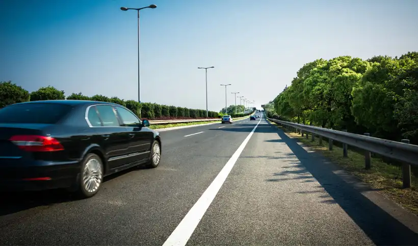 Las nuevas regulaciones sobre carriles de alta ocupación (HOV) en California buscan mejorar el tránsito y sancionar el uso incorrecto.