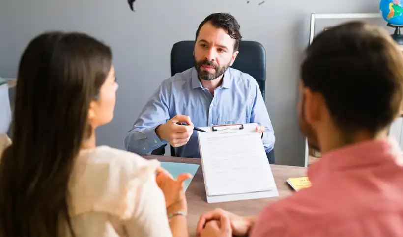 El Gobierno de EE. UU. elimina los Programas de Reunificación Familiar (FRP) que beneficiaban a inmigrantes de siete países de América Latina y el Caribe desde enero de 2026.