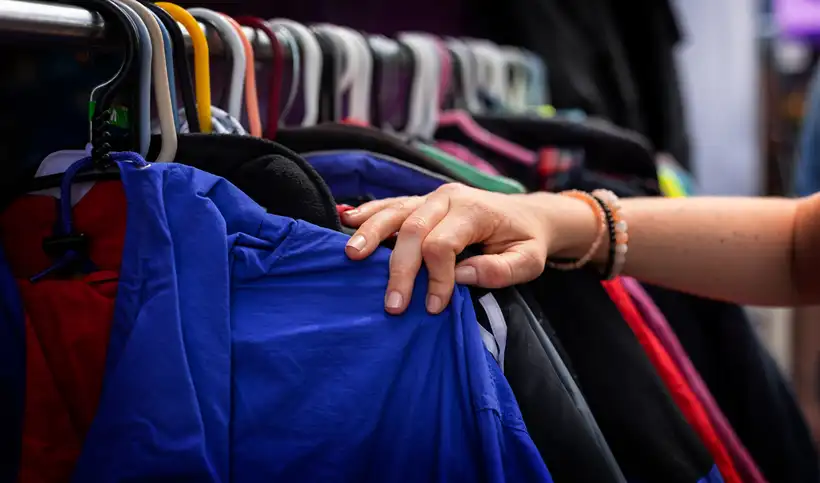 Organizaciones comunitarias de Nueva York han iniciado colectas de abrigos gratuitos para ayudar a quienes lo necesiten durante el invierno.