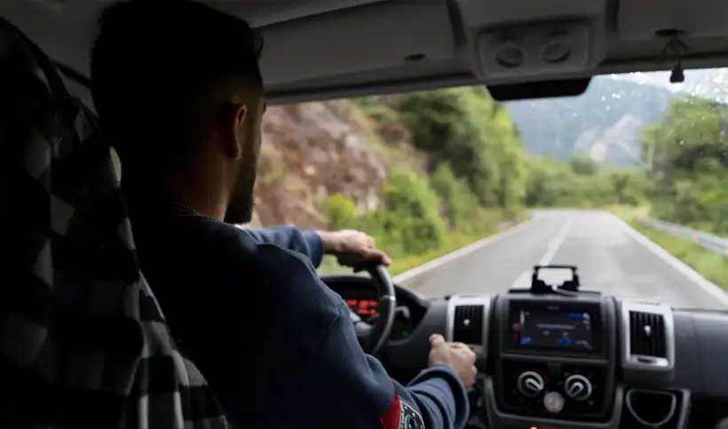 Una nueva medida migratoria en Texas ha dejado a miles de conductores sin licencias para operar vehículos comerciales, afectando su principal fuente de ingresos.